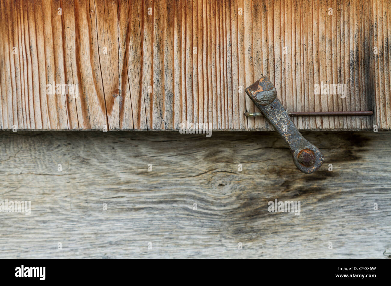 Dettaglio della finestra in legno otturatore sulla vecchia casa Foto Stock