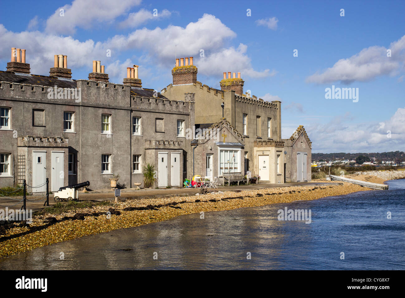 Case vacanze a Brownsea Island, preso dal traghetto, Dorset, Inghilterra, Regno Unito. Europa Foto Stock