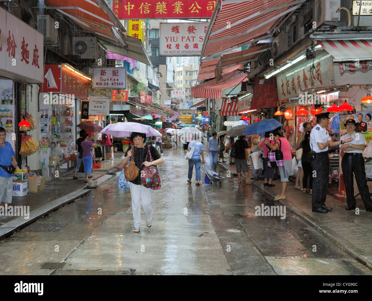 Rainy della città di Hong Kong street scene. Foto Stock