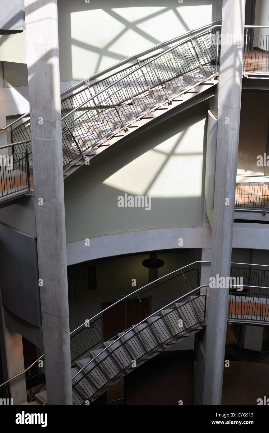 Rampe di scale all'interno di un edificio. Foto Stock
