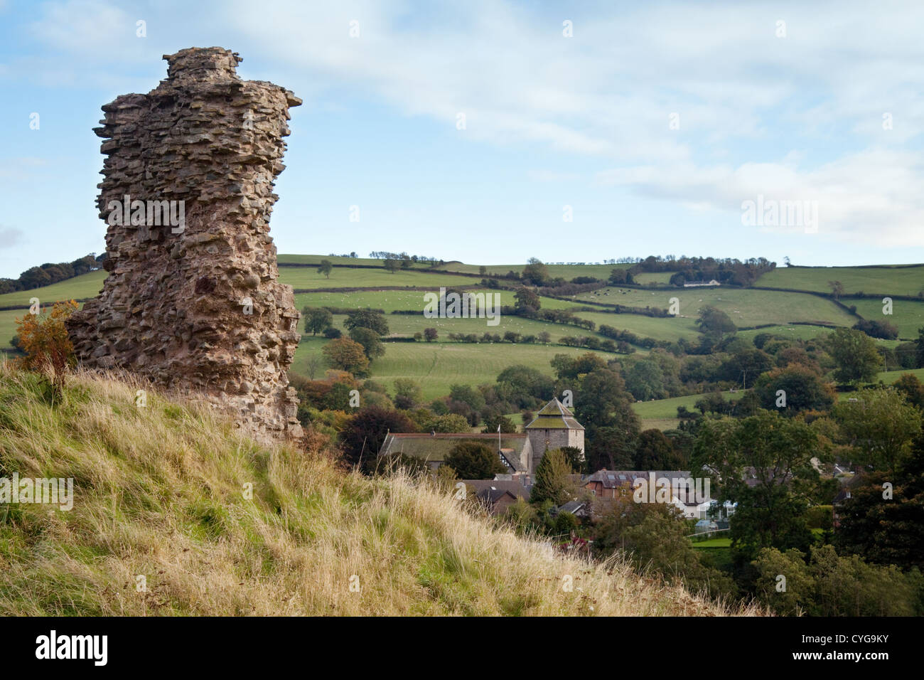 Parte di Clun rovine del castello e la piccola città di Clun, south Shropshire England Regno Unito Foto Stock