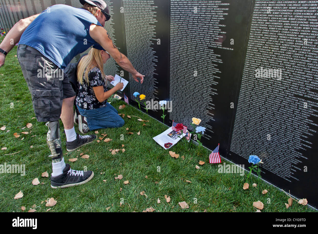Guerra del Golfo veterano, trovando il nome relativo, viaggio Vietnam War Memorial Wall. Foto Stock