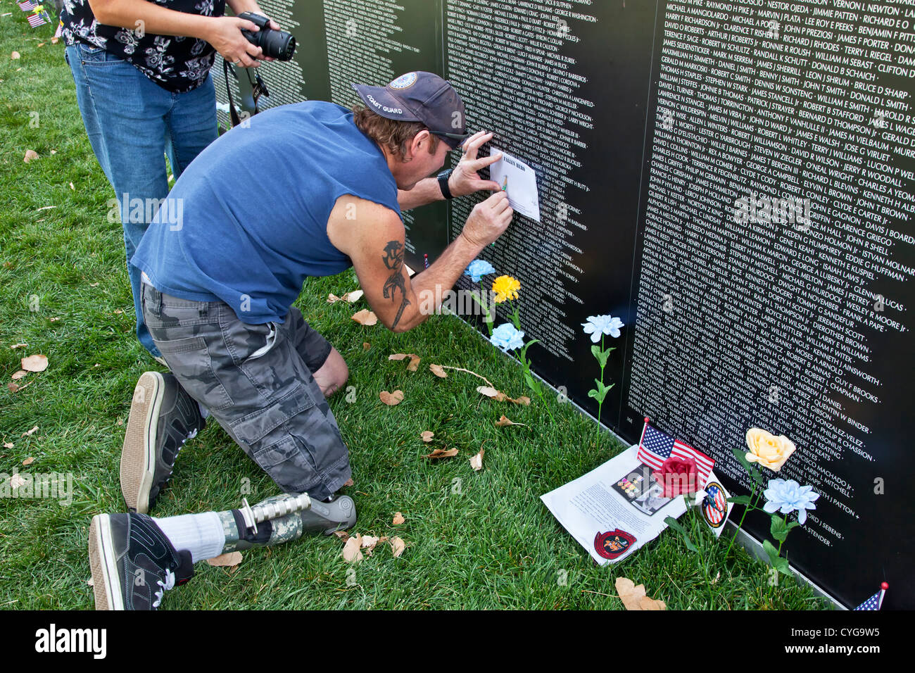 Guerra del Golfo veterano prendere lo sfregamento, viaggio Vietnam War Memorial Wall. Foto Stock