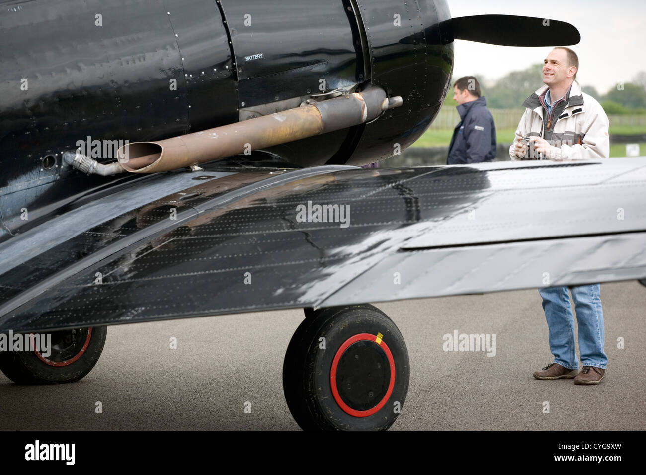 Un uomo che guarda la parte anteriore di un vecchio propulsore piano. Foto Stock
