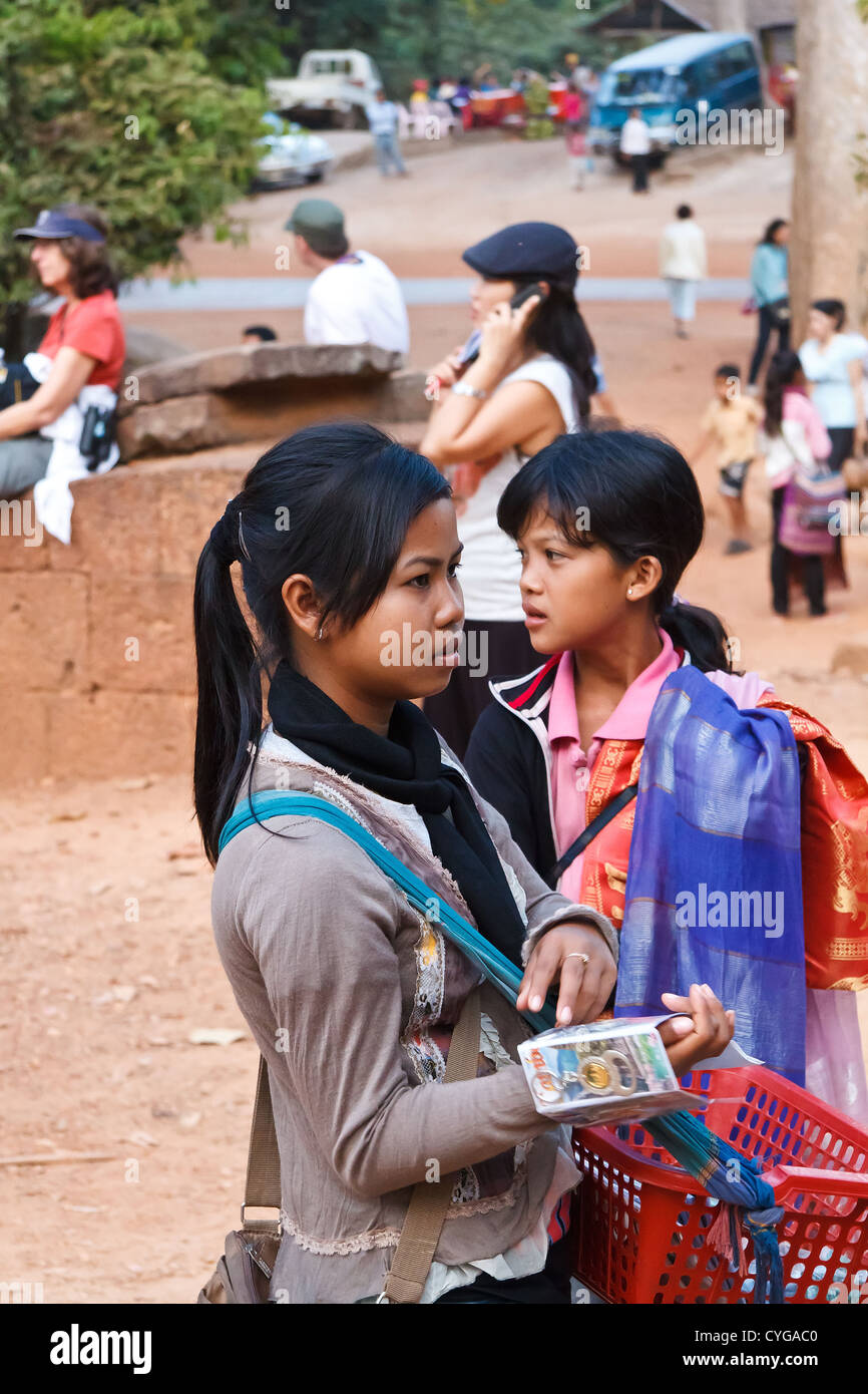 I venditori di souvenir sul composto del tempio di Angkor Park, Cambogia Foto Stock