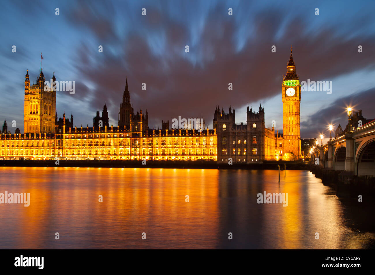 Twilight oltre il Fiume Tamigi, la Casa del Parlamento e dal Big Ben di Londra, Inghilterra Foto Stock