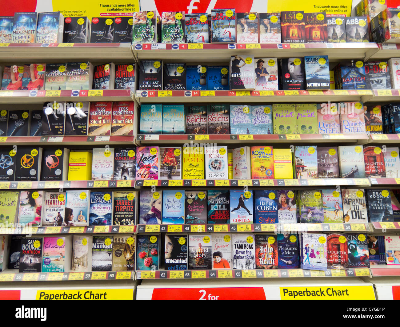 I libri tascabili per la vendita in un negozio Tesco. Foto Stock