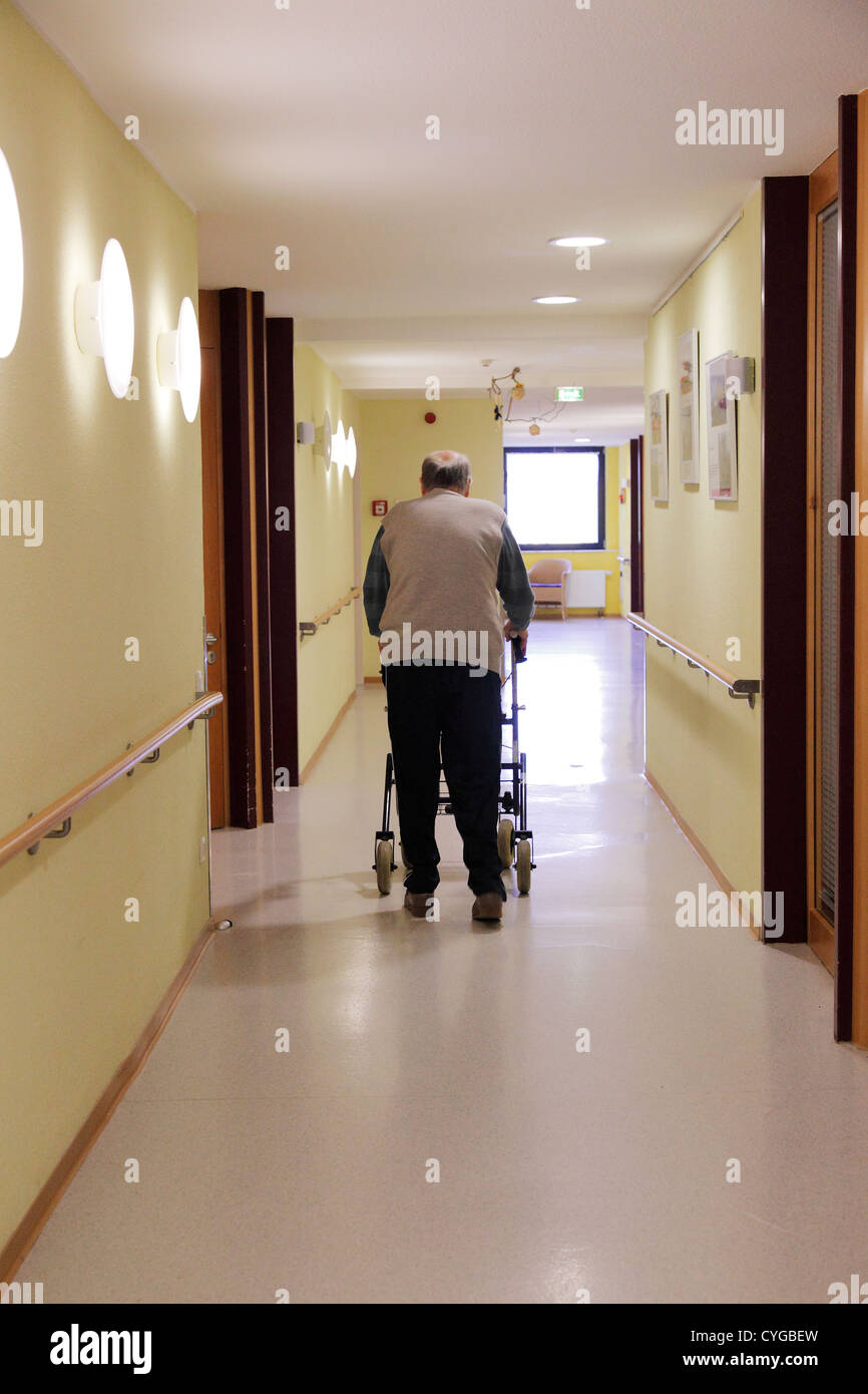 Un vecchio uomo in una casa di cura Foto Stock