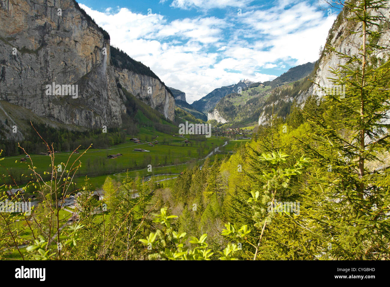 Vedute della Valle di Lauterbrunnen da Trummelbach cade Foto Stock