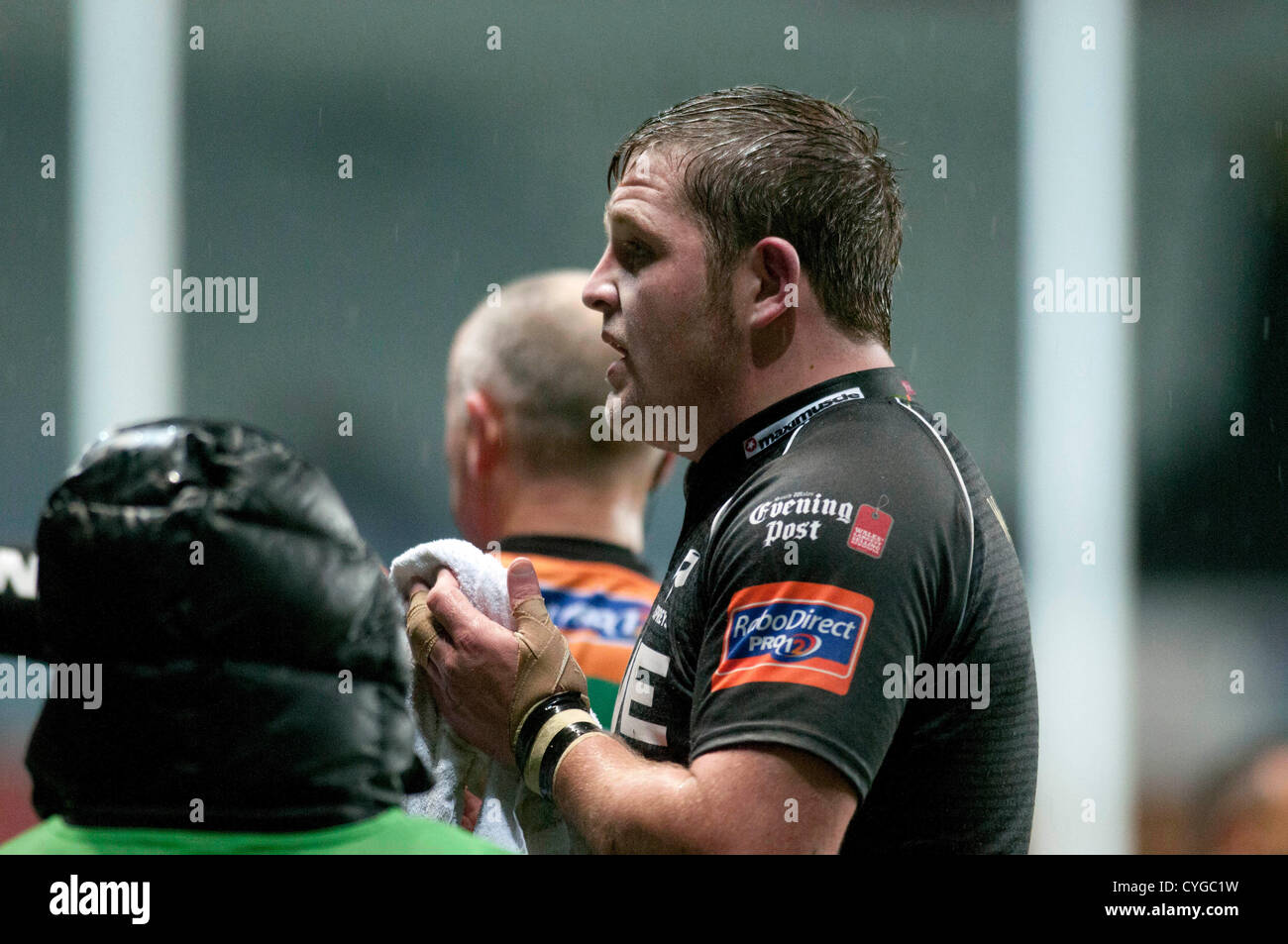 RaboDirect Pro 12 - Asprì v Leinster - Liberty Stadium - Swansea - REGNO UNITO : 041112 Asprì Matteo Dwyer si prepara per il lineout. Foto Stock