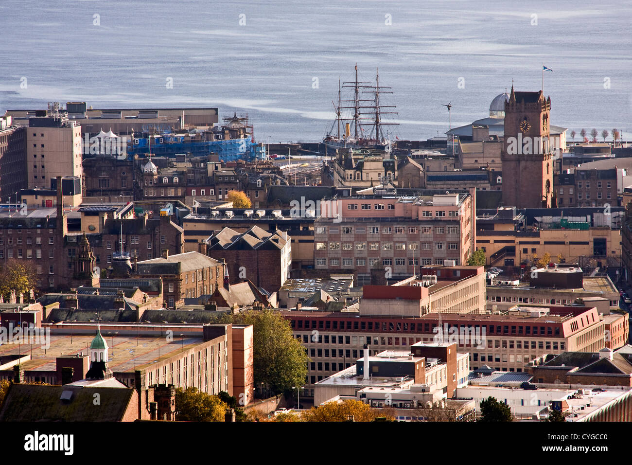 Vista panoramica della città di Dundee con il RSS Discovery nave vicino al fiume Tay,UK Foto Stock