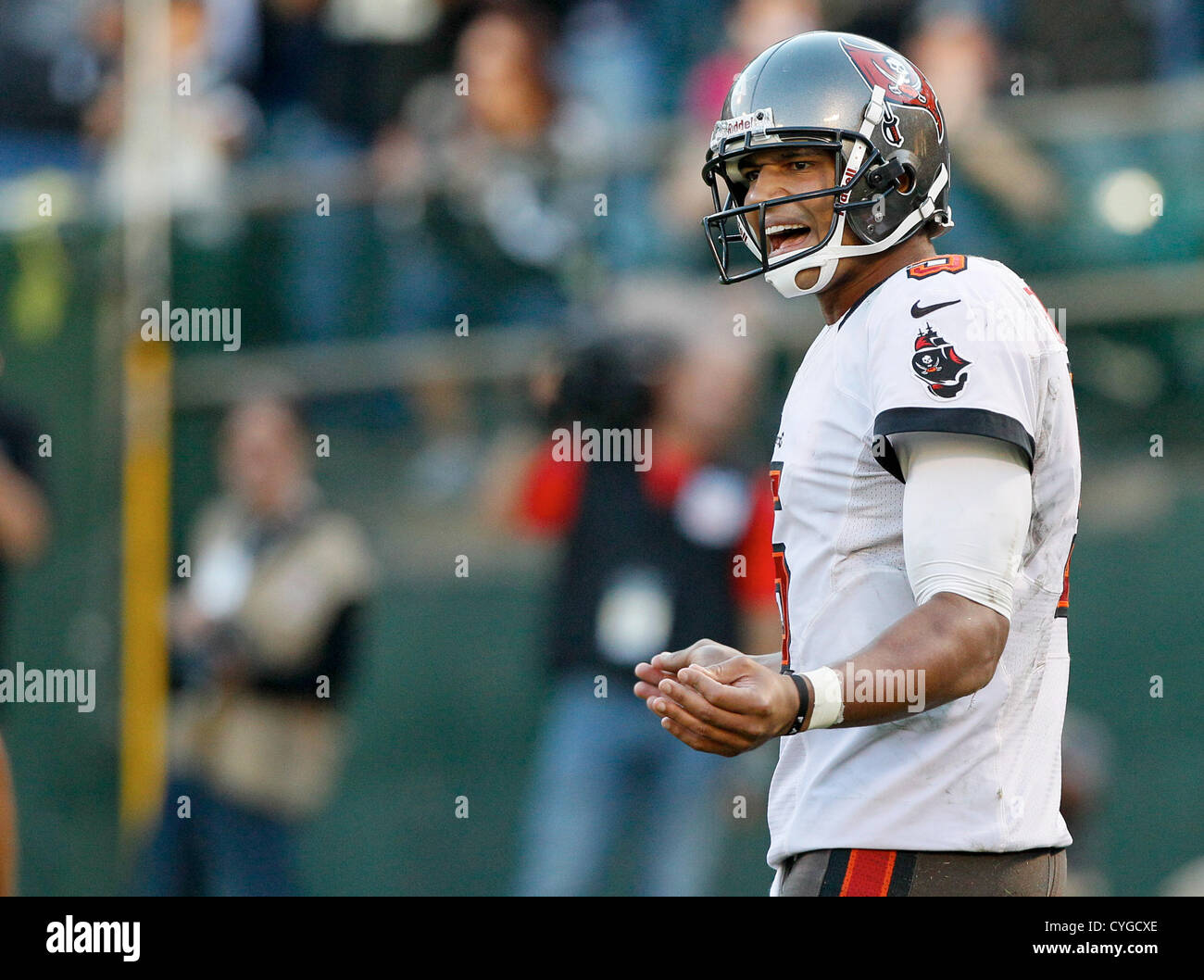Nov. 4, 2012 - Florida, Stati Uniti - Tampa Bay Buccaneers quarterback Josh Freeman (5) tenta di ottenere il reato di movimento dopo due consecutivi di ritardo del gioco le sanzioni con circa tre minuti lasciato nel gioco. Seconda metà azione: il Tampa Bay Buccaneers giocare a Oakland Raiders a Oakland-Alameda County Coliseum di Oakland il Domenica. Il Bucs ha vinto 42-32. (Credito Immagine: © Daniel Wallace/Tampa Bay volte/ZUMAPRESS.com) Foto Stock