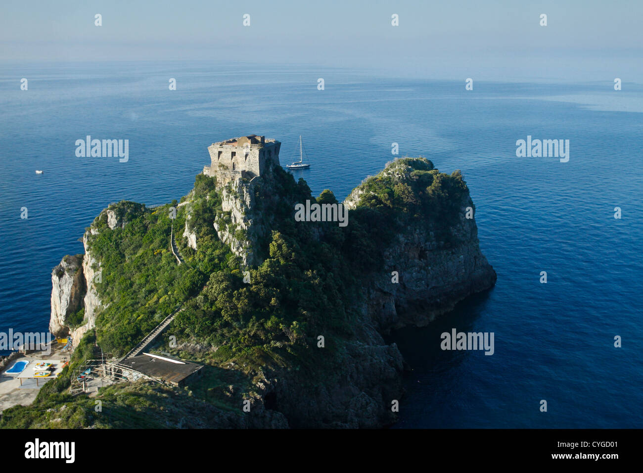 Torre di avvistamento per i pirati saraceni. Costiera Amalfitana Foto Stock