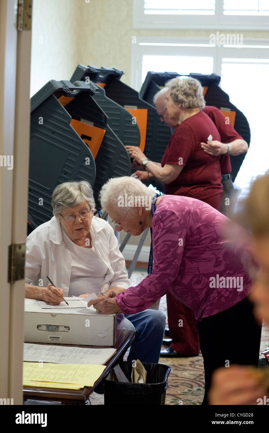 I cittadini senior di partecipare al voto anticipato ad una vita aiutata center di Austin TX in anticipo di novembre 6 elezioni generali Foto Stock