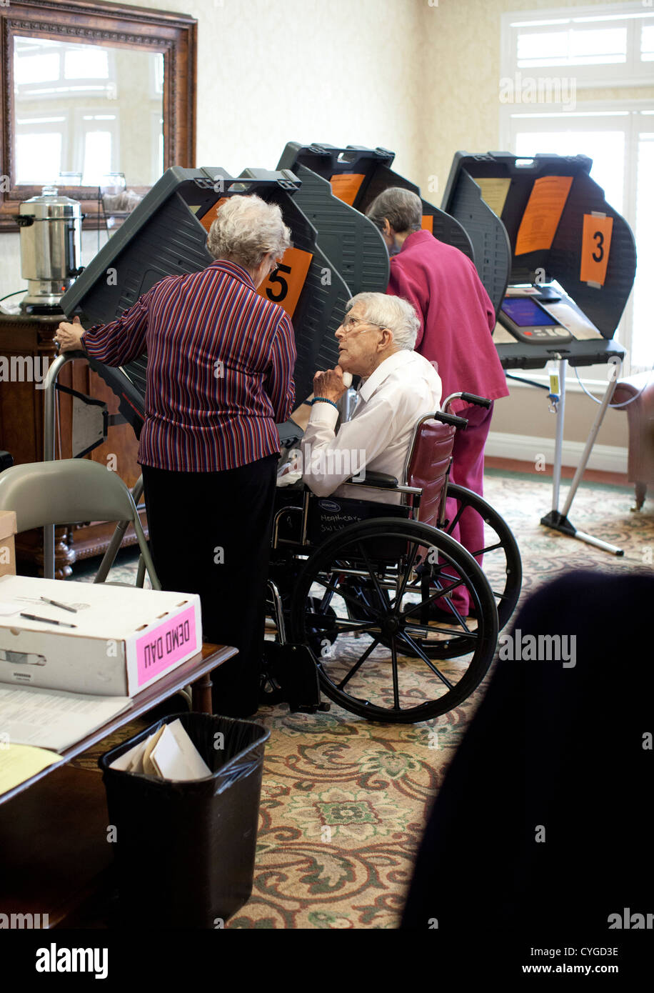I cittadini senior di partecipare al voto anticipato ad una vita aiutata center di Austin TX in anticipo di novembre 6 elezioni generali Foto Stock