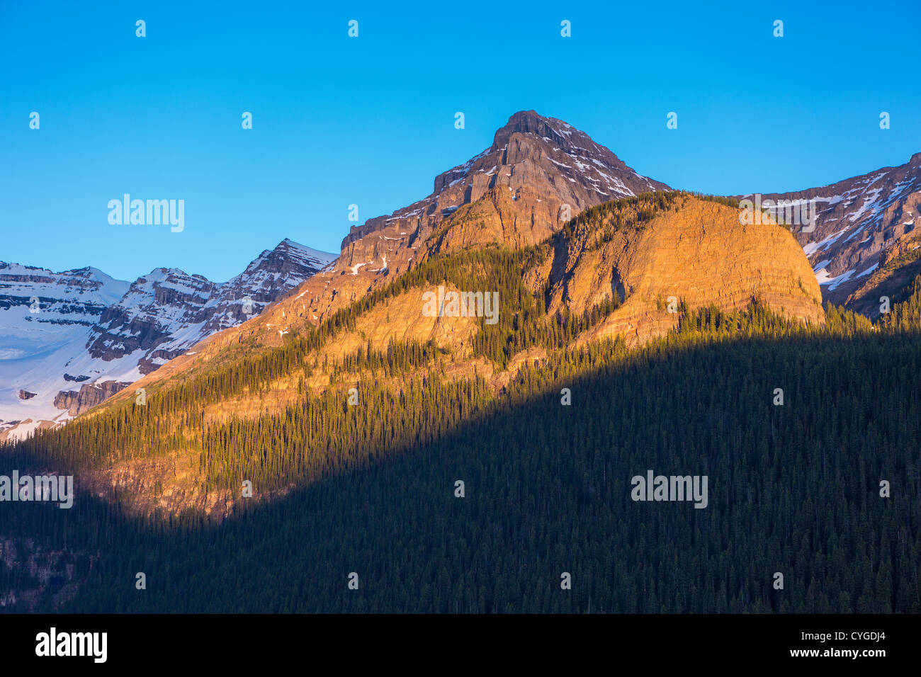 ALBERTA, CANADA - Le montagne vicino al Lago Louise nel Parco Nazionale di Banff. Foto Stock