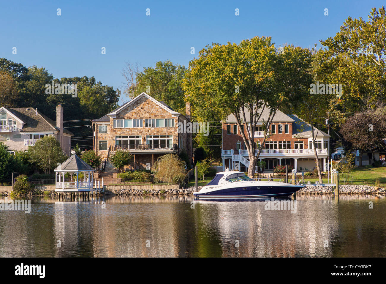OCCOQUAN, Virginia, Stati Uniti d'America - Elite case e power boat sul fiume Occoquon. Foto Stock
