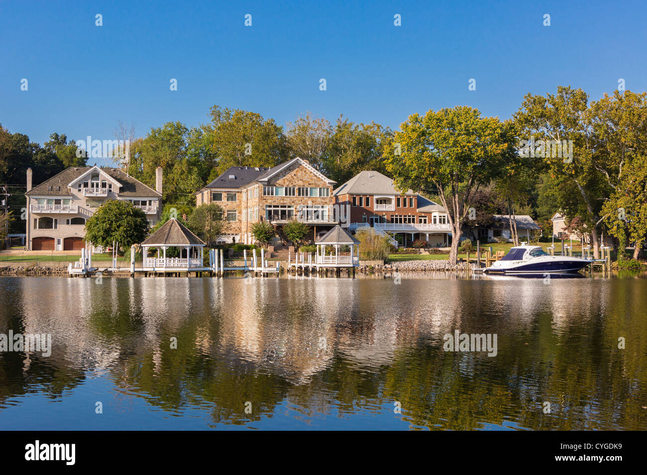 OCCOQUAN, Virginia, Stati Uniti d'America - Elite case, dock, gazebi e power boat sul fiume Occoquon. Foto Stock