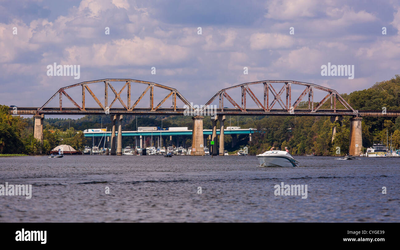 OCCOQUAN, Virginia, Stati Uniti d'America - imbarcazioni e di ponti sul fiume Occoquan. Foto Stock