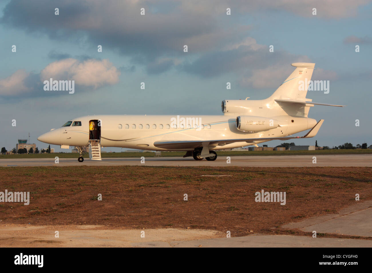 Dassault Falcon 7X business jet la preparazione per la partenza. 7X è il prodotto di punta della Dassault Falcon della gamma di getti privati. Foto Stock