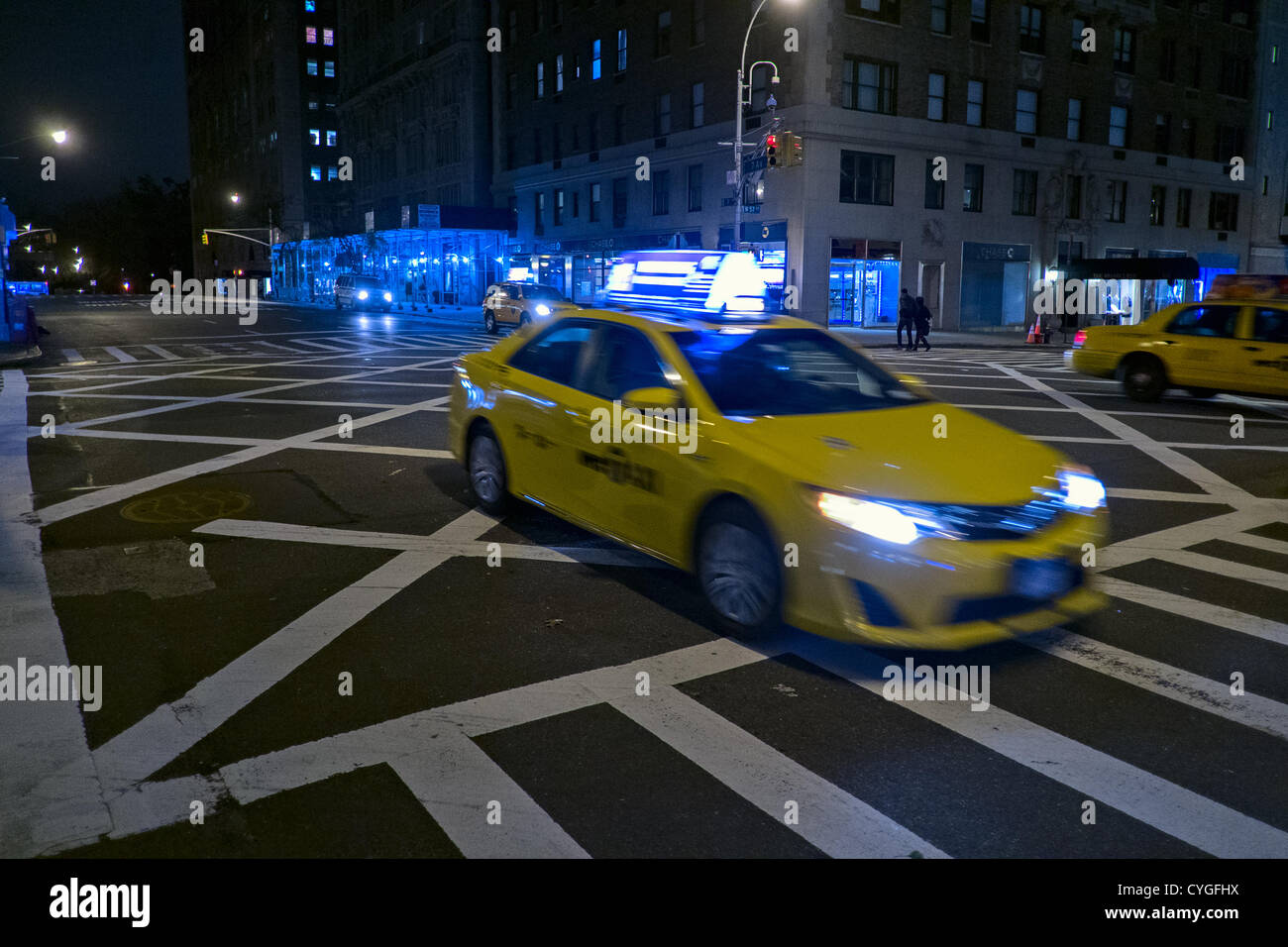 November 4, 2012, New York, NY, USA. Il traffico si muove attraverso l'intersezione di West 57th Street e la 7th Avenue a Manhattan per la prima volta in quasi una settimana. L'incrocio fu riaperta questa sera dopo la zona era chiuso a causa di problemi di sicurezza a seguito del crollo di un grattacielo di gru da cantiere durante l uragano di sabbia. Foto Stock