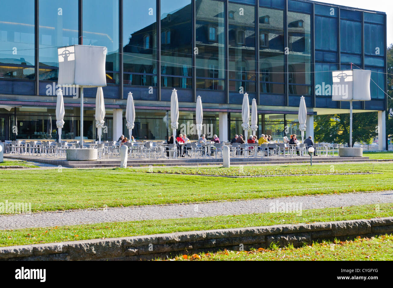 A sud di Stoccarda Germania: Landtag, Stato di governo, Baden-Württemberg, aria aperta ristorante café Plenum in una giornata di sole Foto Stock