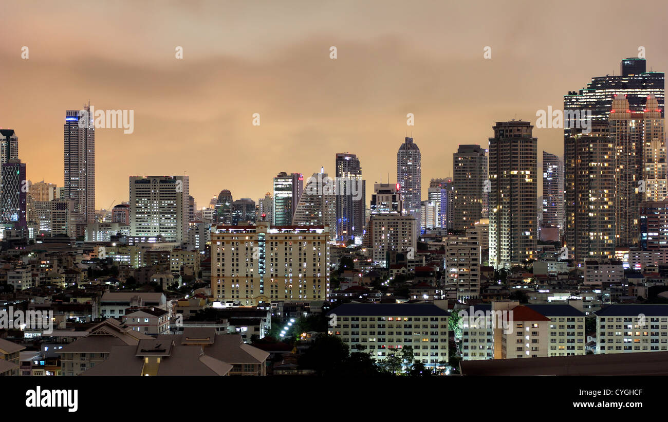 Notti di Bangkok - Sathorn Road Skyline Foto Stock