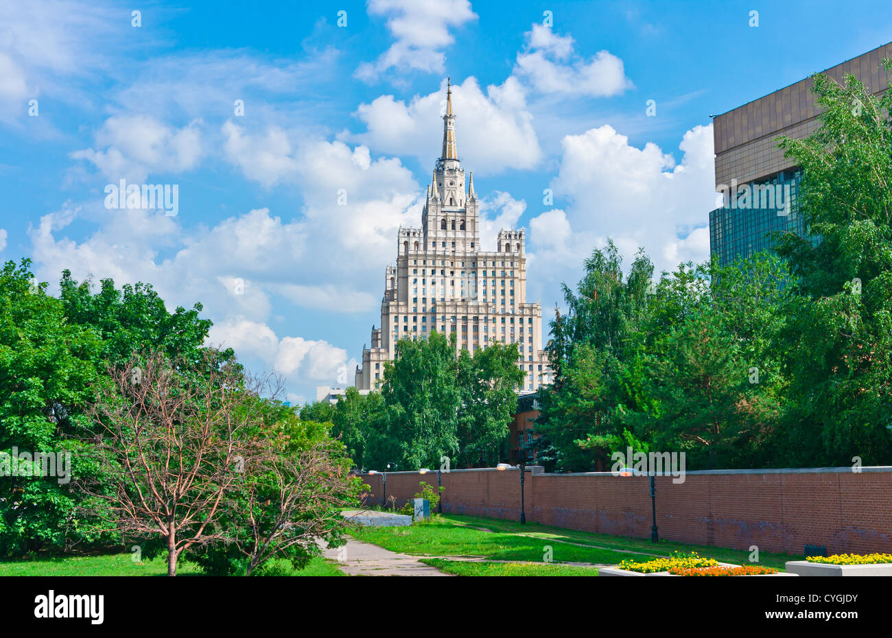 Paesaggio urbano di Mosca con il vecchio grattacielo Foto Stock