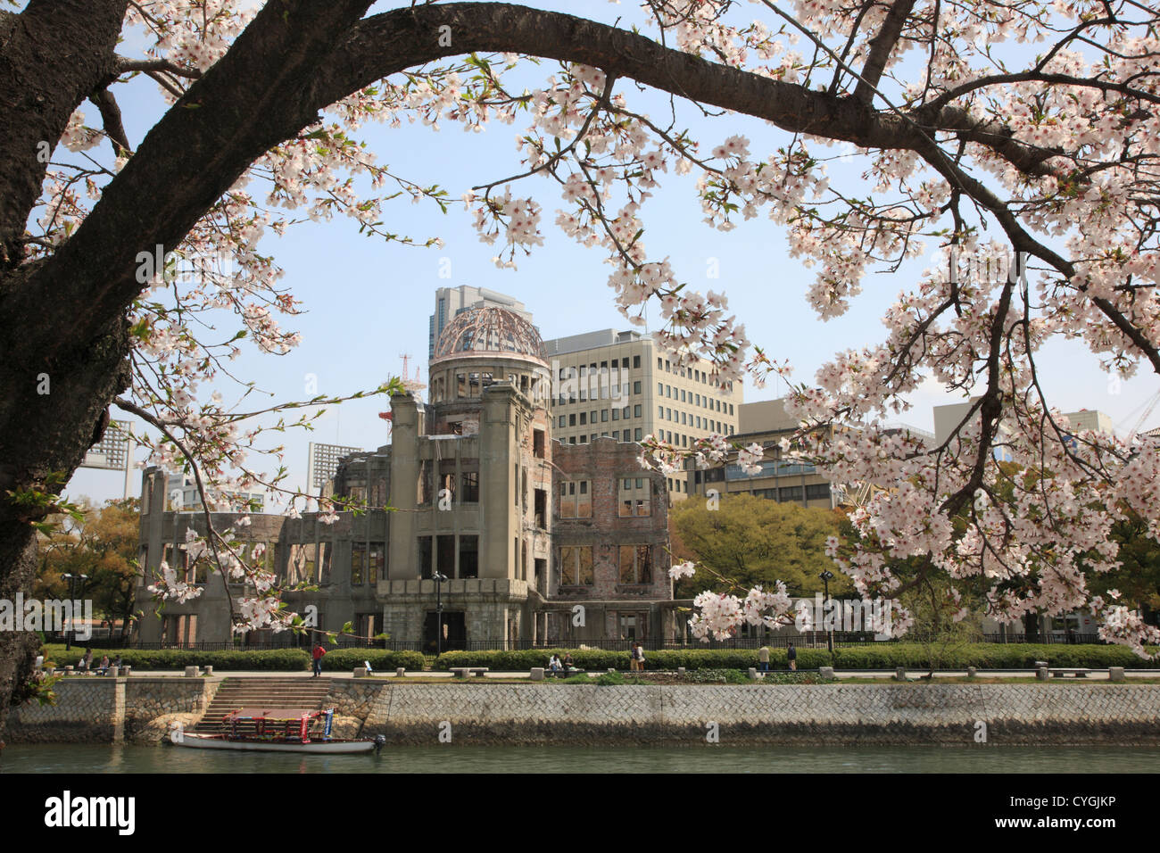 Gli alberi di ciliegio e la Pace di Hiroshima commemorativo Foto Stock