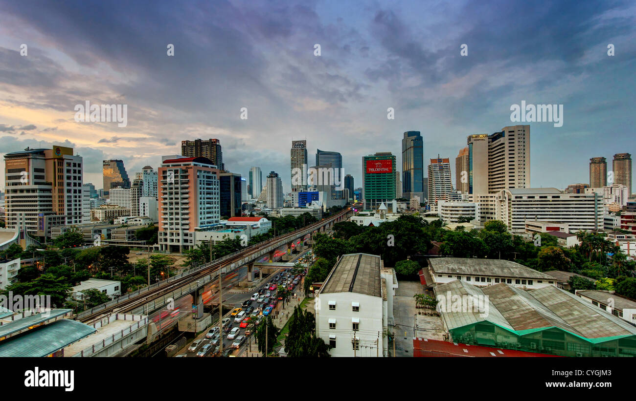 Vista su South Sathorn Road da BTS Surasak | Bangkok Foto Stock