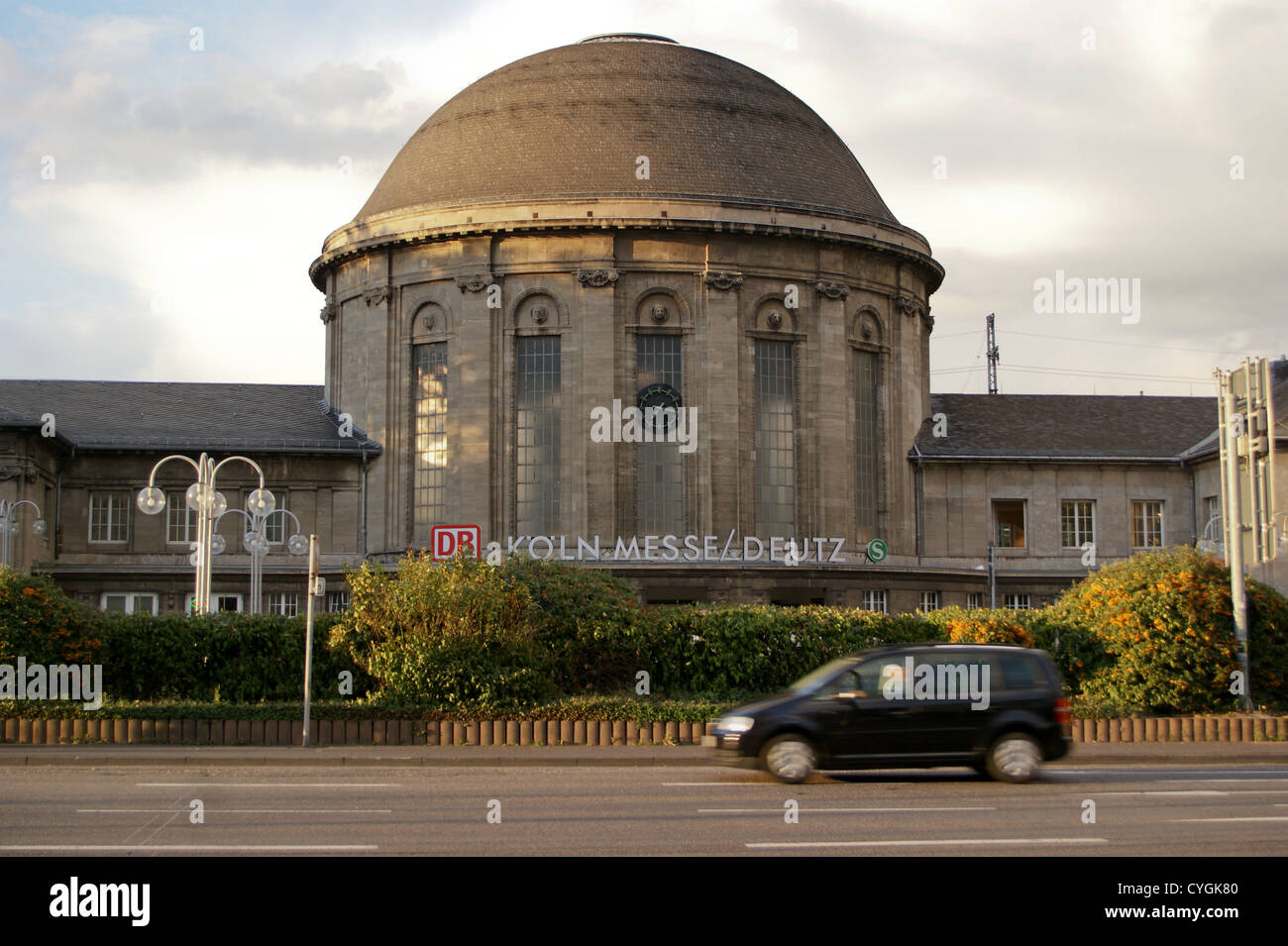 Koelnmesse Deutz stazione ferroviaria Bahnhof, Colonia, Köln, Renania settentrionale-Vestfalia, Germania Foto Stock