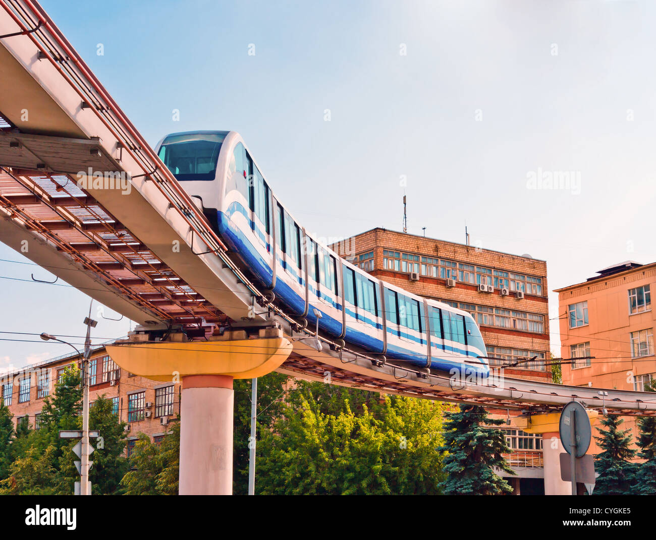 Paesaggio urbano di Mosca con treno monorotaia Foto Stock