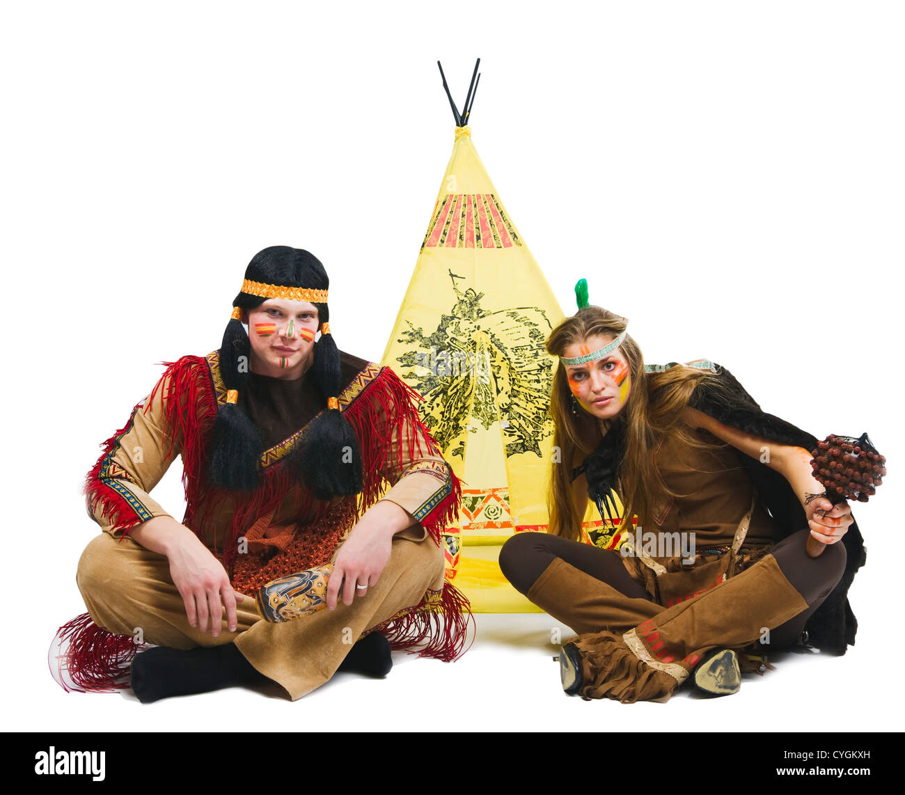 Nativo di indiano guerriero tradizionale costume di coppia vicino vigvam tenda Foto Stock