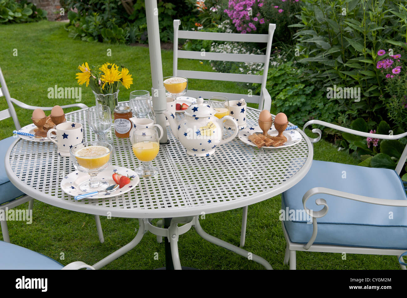 La prima colazione nel giardino, England, Regno Unito Foto Stock