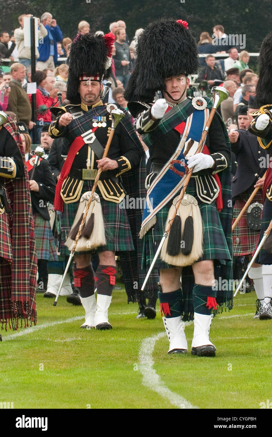 Scottish ammassato bande di cornamuse a giocare a 'Braemar Gathering' Foto Stock
