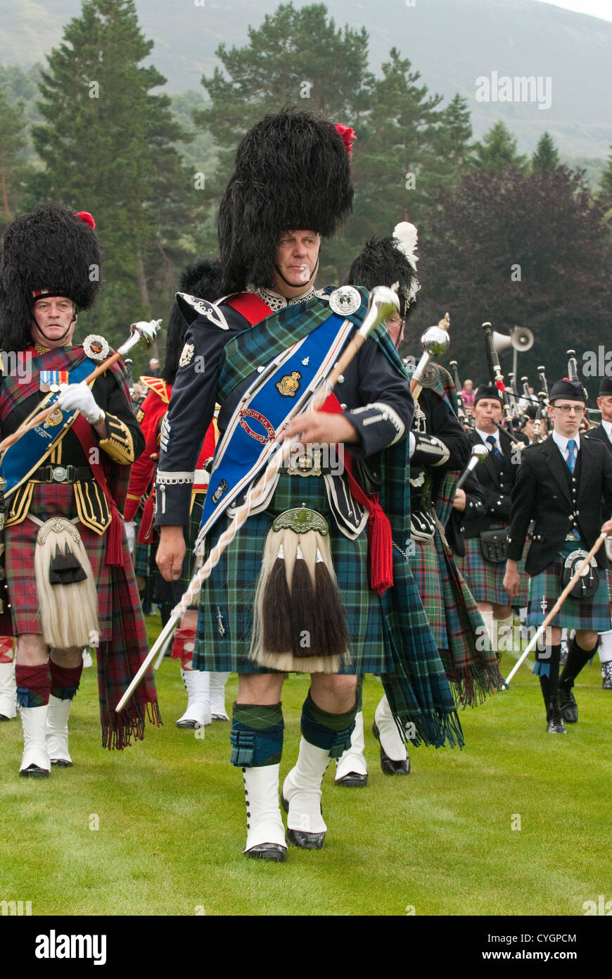 Scottish ammassato bande di cornamuse a giocare a 'Braemar Gathering' Foto Stock