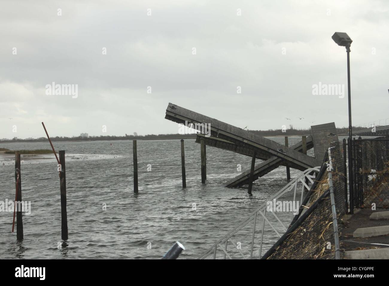 Ottobre 30, 2012 - New York New York, Stati Uniti - DOCK È STATO IL DANNO IN HOWARD BEACH QNS NY A CAUSA DI SABBIA HURRICAN NY QNS 10/30/2012 (credito Immagine: © Mitchell Levy/Globe foto/ZUMAPRESS.com) Foto Stock