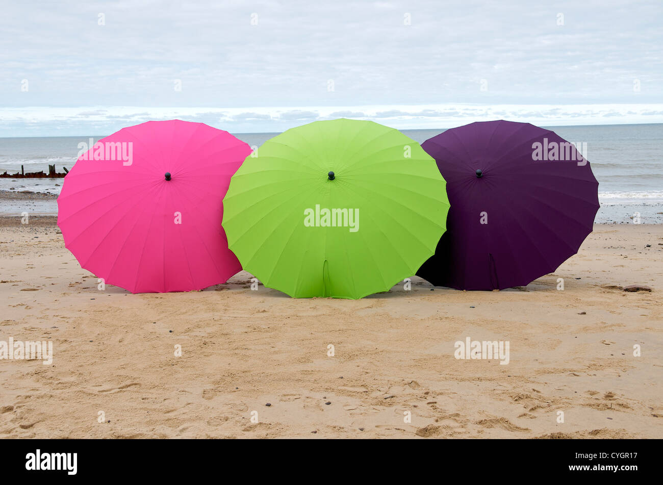 Ombrelloni sulla spiaggia Foto Stock