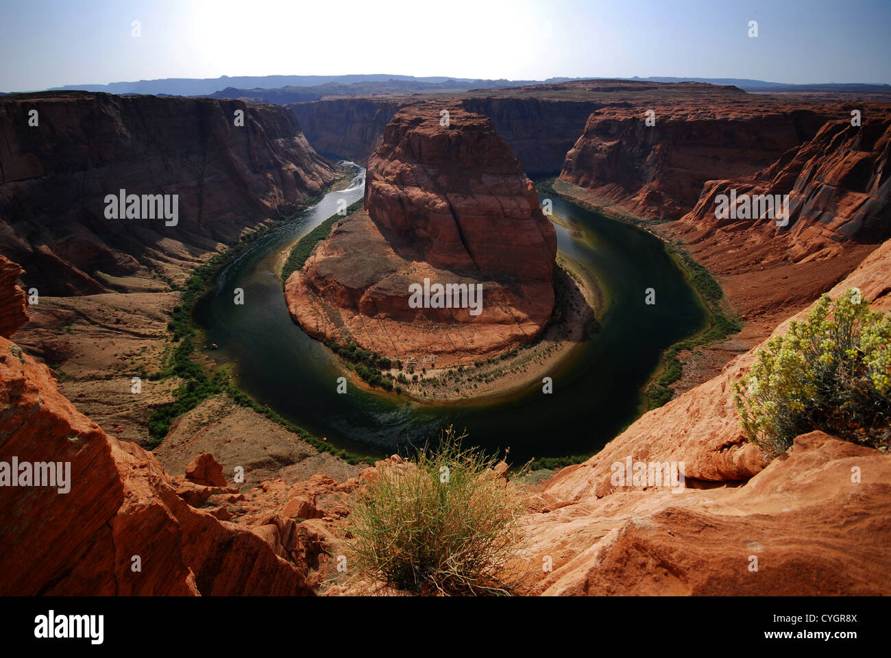 Il fiume Colorado curve intorno un canyon come la famosa curva a ferro di cavallo Foto Stock