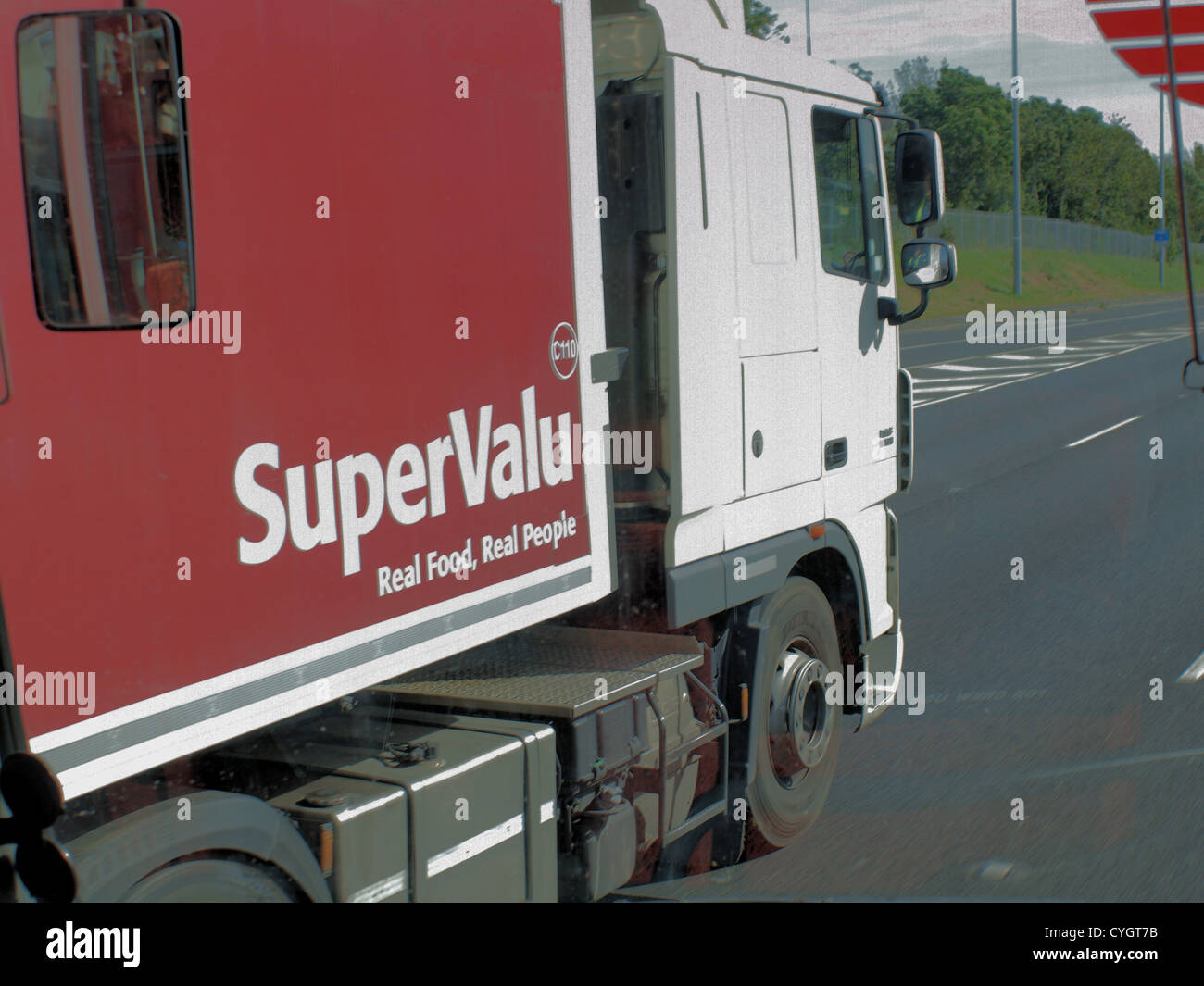 Un assemblaggio in prossimita' dei veicoli di trasporto del traffico su un Sud autostrada irlandese in rotta verso la loro destinazione finale. Foto Stock