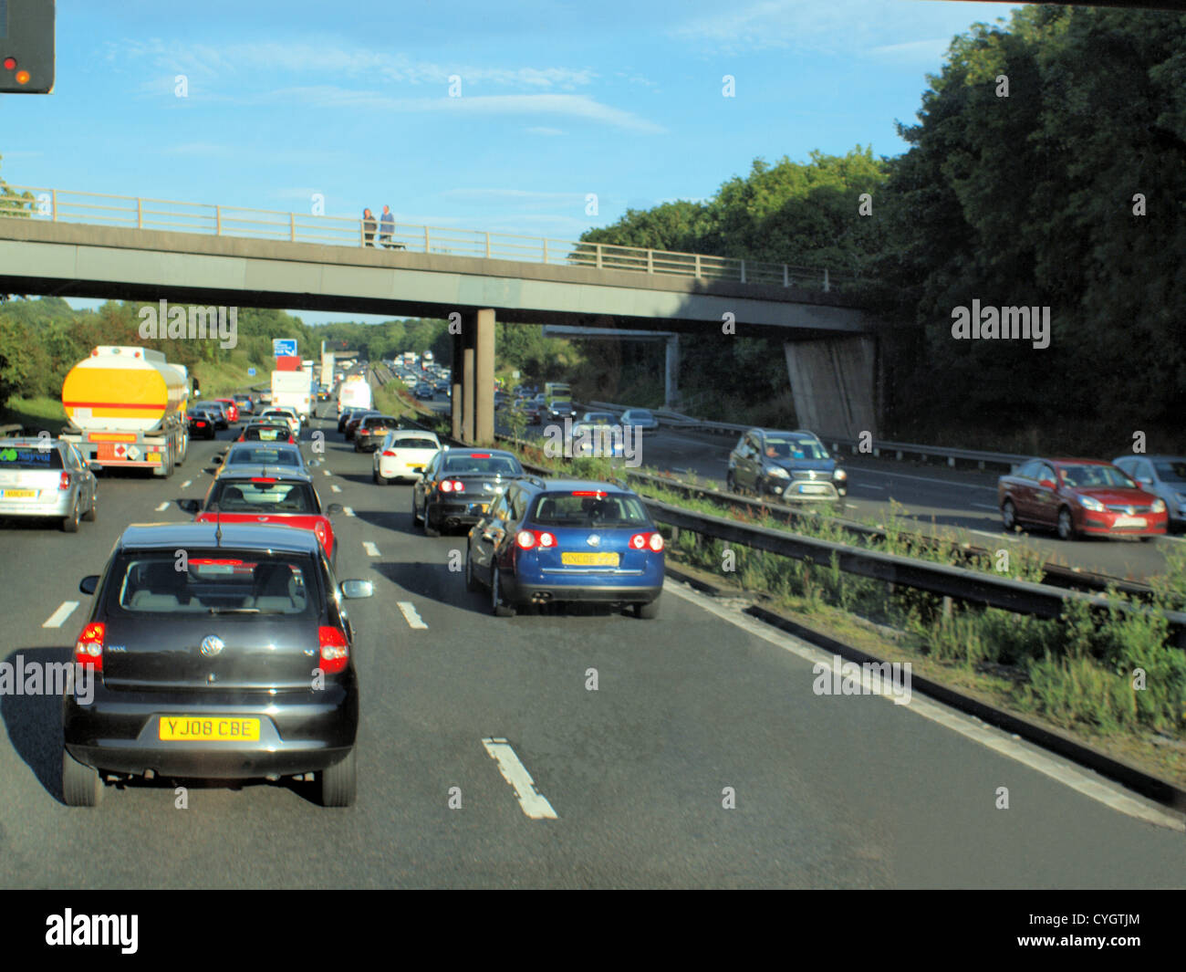 Un assemblaggio di veicoli di trasporto il traffico su un Regno Unito autostrada in rotta verso la loro destinazione finale. Foto Stock