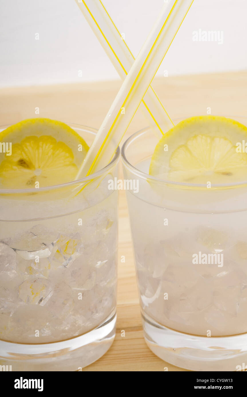 Limonata Fresca bevanda con fettina di limone closeup Foto Stock