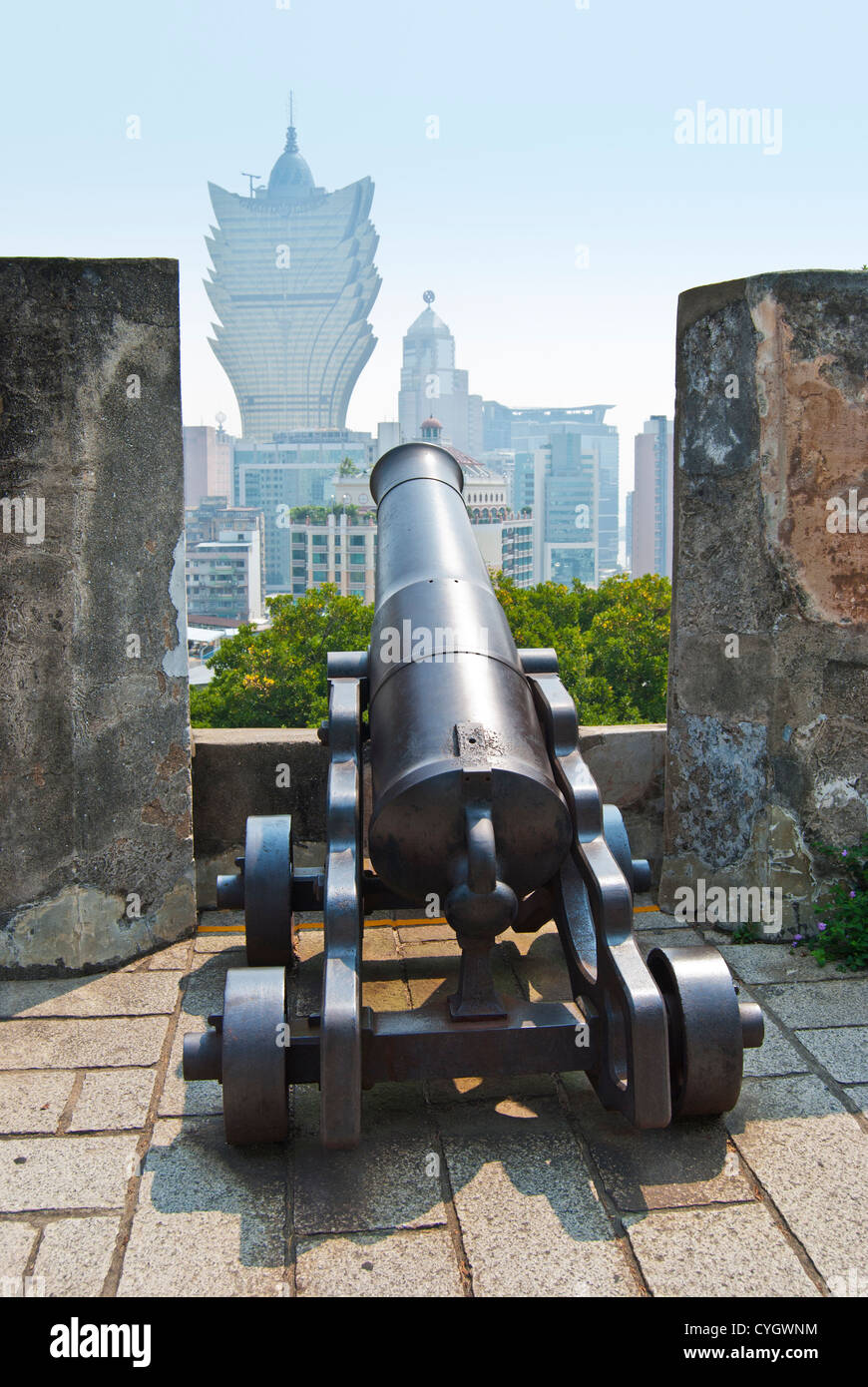 Il cannone al Monte Fort, Macao, che domina la città e il Casinò Lisboa Foto Stock