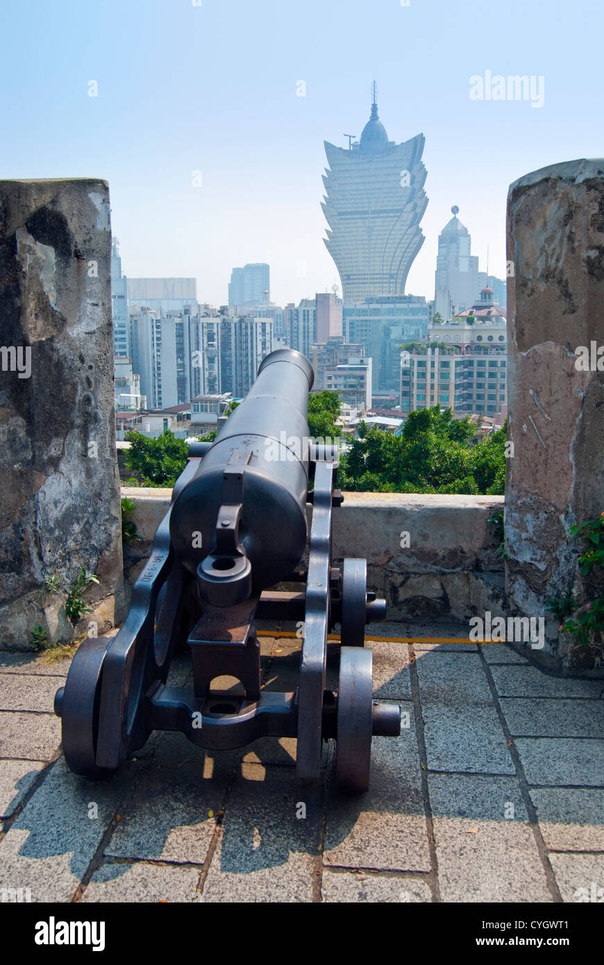 Il cannone a Monte Fort affacciato a Macao e a Casino Lisboa Foto Stock