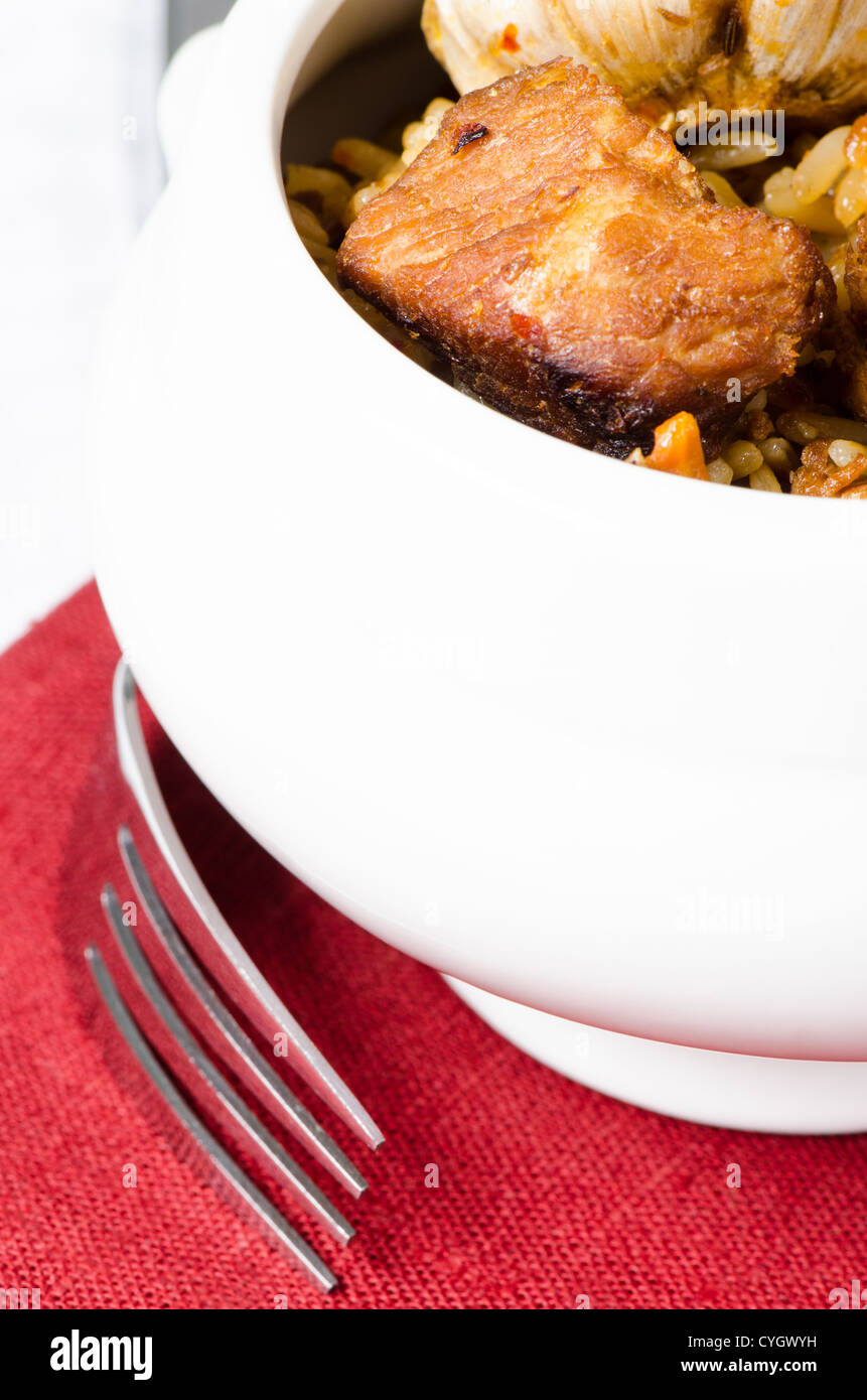 Riso e carne in una ciotola bianco close up Foto Stock