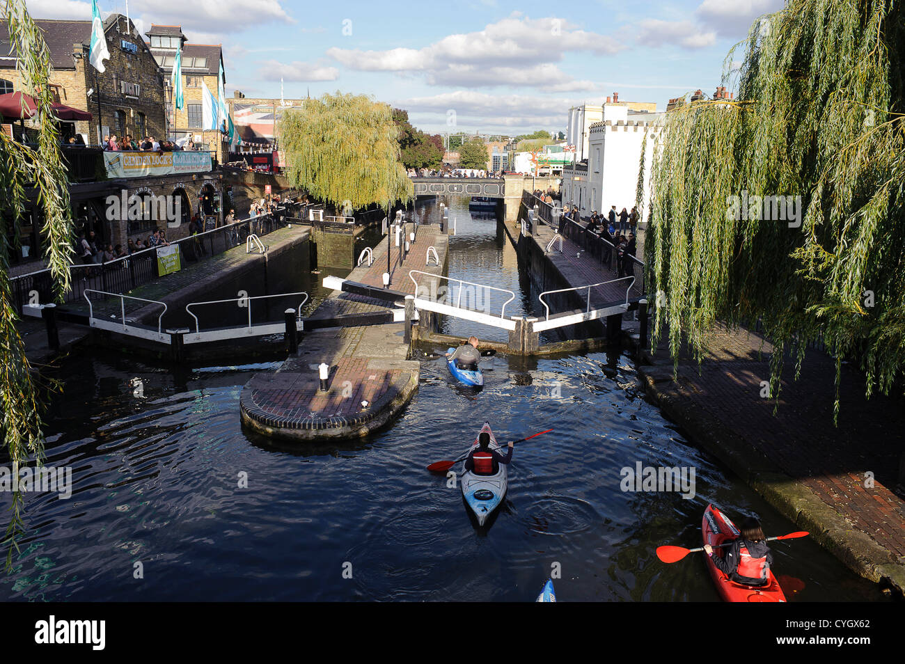 Vista del Regent's Canal nel mercato Cambden a Londra con le canoe. Foto Stock
