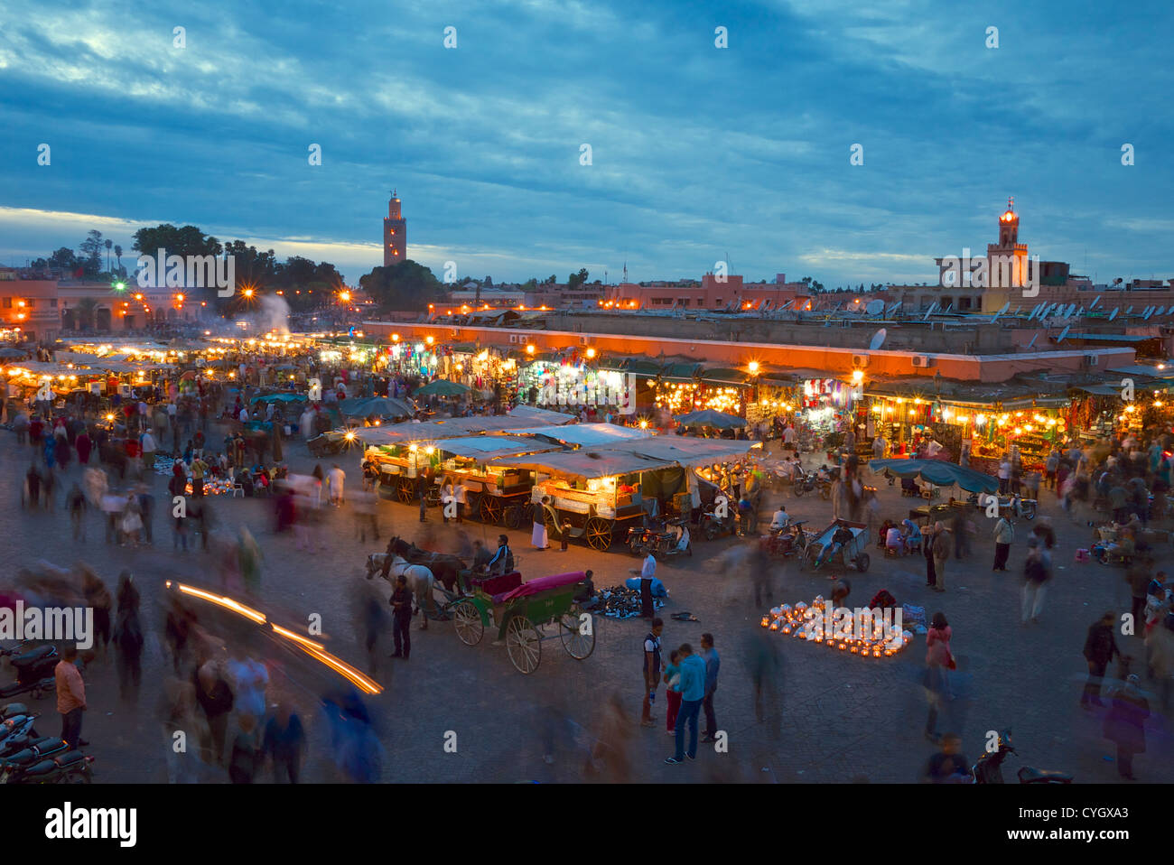 La Djemaa El Fnaa Square nel cuore di Marrakech torna alla vita di notte con stand gastronomici, maghi e artisti. Foto Stock