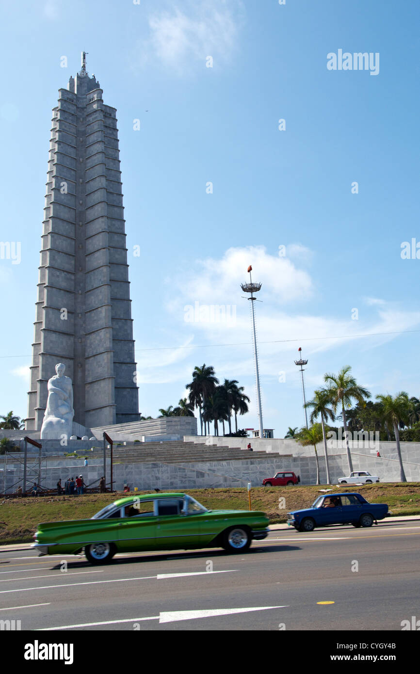 Jose Marti Munument presso la Plaza de la Revolucion, Havana, Cuba con il classico verde auto passando Foto Stock