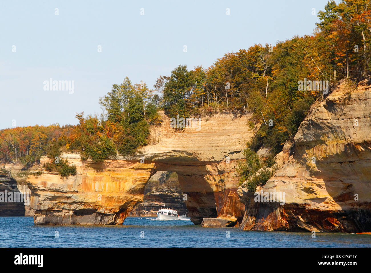 Tour in barca passa dall'Arco di amanti salto al Pictured Rocks National Lakeshore Foto Stock