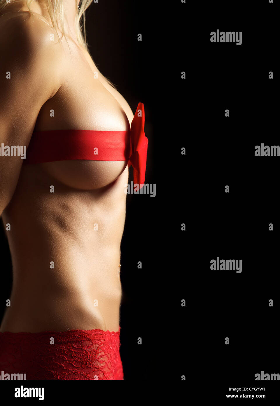 Donna Sexy offrendo il suo corpo come un regalo di Natale. L'idea regalo  perfetta per un uomo Foto stock - Alamy